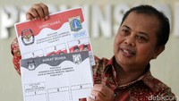 Sumarno juga menunjukkan surat suara untuk pemilih tunanetra.