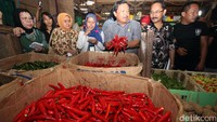 Sehingga perlu ada langkah dari pemerintah untuk memastikan ketersediaan cabai untuk para pedagang.