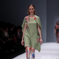 Koleksi desainer asal korea selatan Lie Sang Bong mengusung tema Fashion Futures Jakarta Fashion Week 2017. di Senayan City. Jakarta. [Foto: Mohammad Abduh/Wolipop]