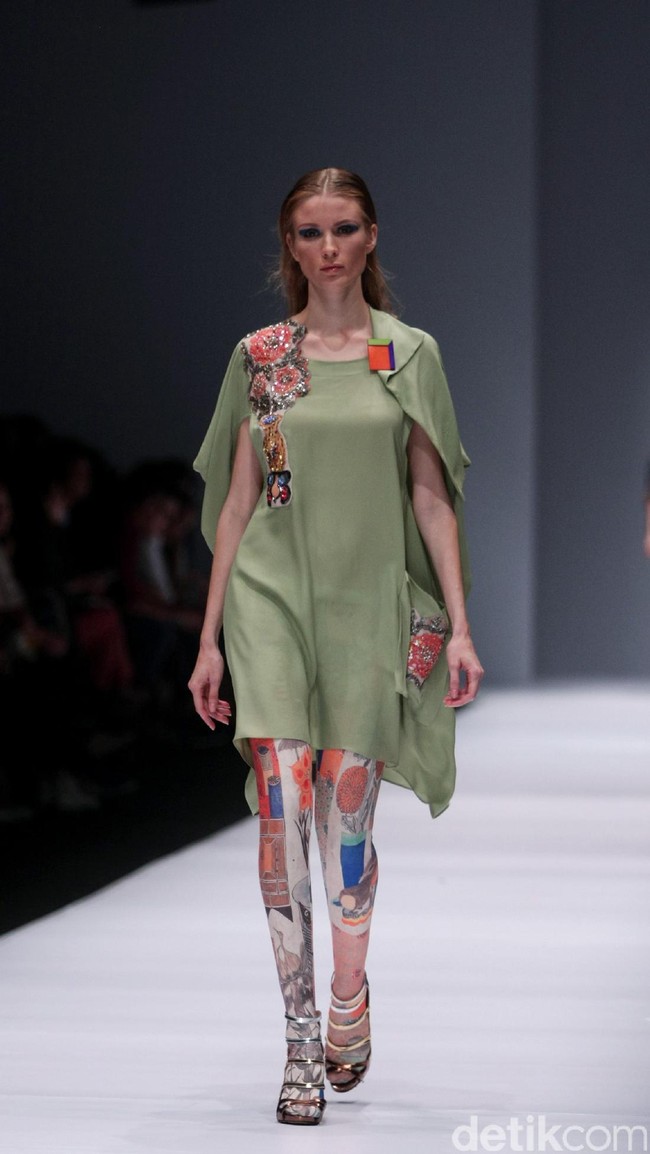 Koleksi desainer asal korea selatan Lie Sang Bong mengusung tema Fashion Futures Jakarta Fashion Week 2017. di Senayan City. Jakarta. [Foto: Mohammad Abduh/Wolipop]