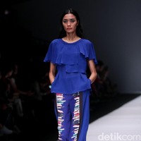 Koleksi desainer asal korea selatan Lie Sang Bong mengusung tema Fashion Futures Jakarta Fashion Week 2017. di Senayan City. Jakarta. [Foto: Mohammad Abduh/Wolipop]