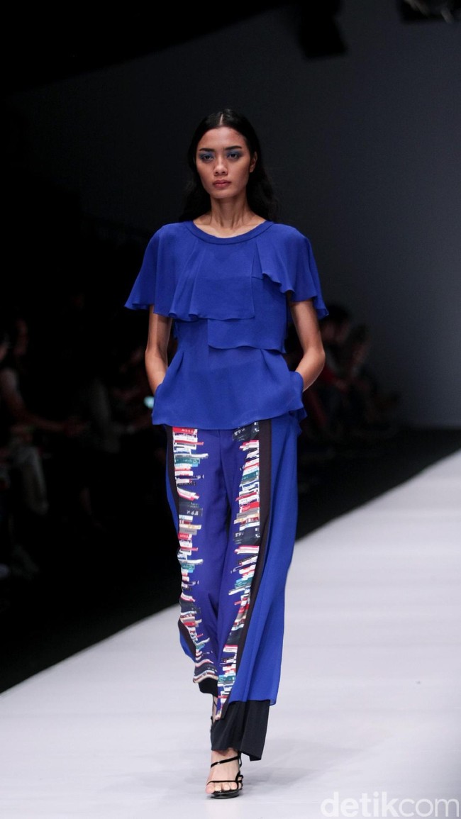Koleksi desainer asal korea selatan Lie Sang Bong mengusung tema Fashion Futures Jakarta Fashion Week 2017. di Senayan City. Jakarta. [Foto: Mohammad Abduh/Wolipop]