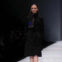 Koleksi desainer asal korea selatan Lie Sang Bong mengusung tema Fashion Futures Jakarta Fashion Week 2017. di Senayan City. Jakarta. [Foto: Mohammad Abduh/Wolipop]