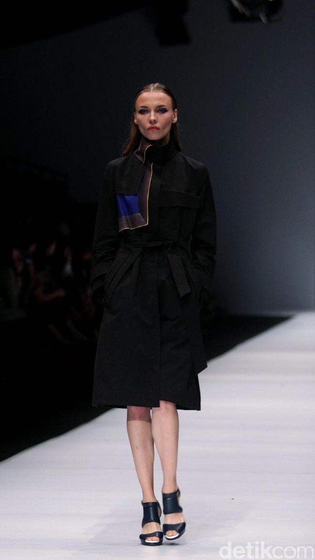 Koleksi desainer asal korea selatan Lie Sang Bong mengusung tema Fashion Futures Jakarta Fashion Week 2017. di Senayan City. Jakarta. [Foto: Mohammad Abduh/Wolipop]