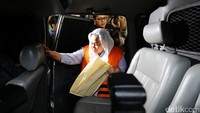 Sri Hartini memasuki mobil tahanan KPK.
