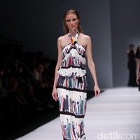 Koleksi desainer asal korea selatan Lie Sang Bong mengusung tema Fashion Futures Jakarta Fashion Week 2017. di Senayan City. Jakarta. [Foto: Mohammad Abduh/Wolipop]