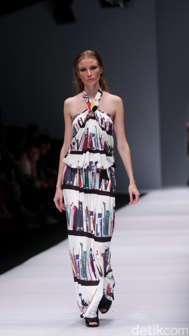 Koleksi desainer asal korea selatan Lie Sang Bong mengusung tema Fashion Futures Jakarta Fashion Week 2017. di Senayan City. Jakarta. [Foto: Mohammad Abduh/Wolipop]
