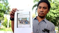 Ketua Pewarta Foto Indonesia (PFI) Lucky Pransiska datang dengan membawa print out berisi foto yang diunggah oleh akun facebook Eko Prasetia.