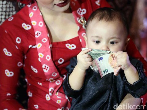 Kiswinar Gandakan Laporan atas Mario Teguh, Laudya Chyntia Bella Fitting Baju