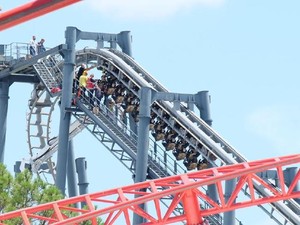 Bocah 12 Tahun Alami Patah Tulang Kaki gegara Roller Coaster Rusak