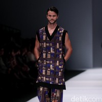 Koleksi desainer asal korea selatan Lie Sang Bong mengusung tema Fashion Futures Jakarta Fashion Week 2017. di Senayan City. Jakarta. [Foto: Mohammad Abduh/Wolipop]