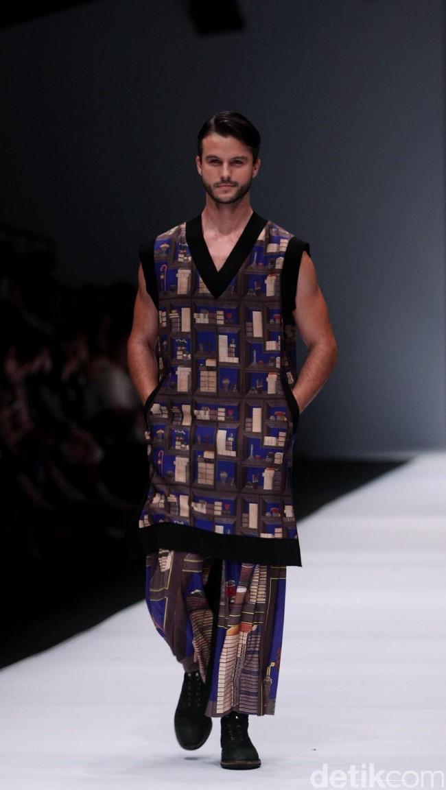 Koleksi desainer asal korea selatan Lie Sang Bong mengusung tema Fashion Futures Jakarta Fashion Week 2017. di Senayan City. Jakarta. [Foto: Mohammad Abduh/Wolipop]