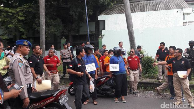  rekonstruksi kasus perusakan dan penganiayaan yang terjadi di Restoran Social Kitchen, Solo, Rabu (11/1/2017)