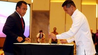 Anindya Novyan Bakrie (kanan) menandatangani berita acara pelantikan dengan disaksikan Ketua KONI Tono Suratman (kiri).