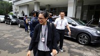 Penyidik Direktorat Tindak Pidana Korupsi Bareskrim Mabes Polri berjalan meninggalkan masjid Al Fauz di kantor wali kota Jakarta Pusat usai melakukan pemeriksaan fisik bangunan, Jakarta, Rabu (11/1/2017).