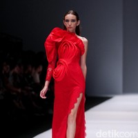 Koleksi desainer asal korea selatan Lie Sang Bong mengusung tema Fashion Futures Jakarta Fashion Week 2017. di Senayan City. Jakarta. [Foto: Mohammad Abduh/Wolipop]