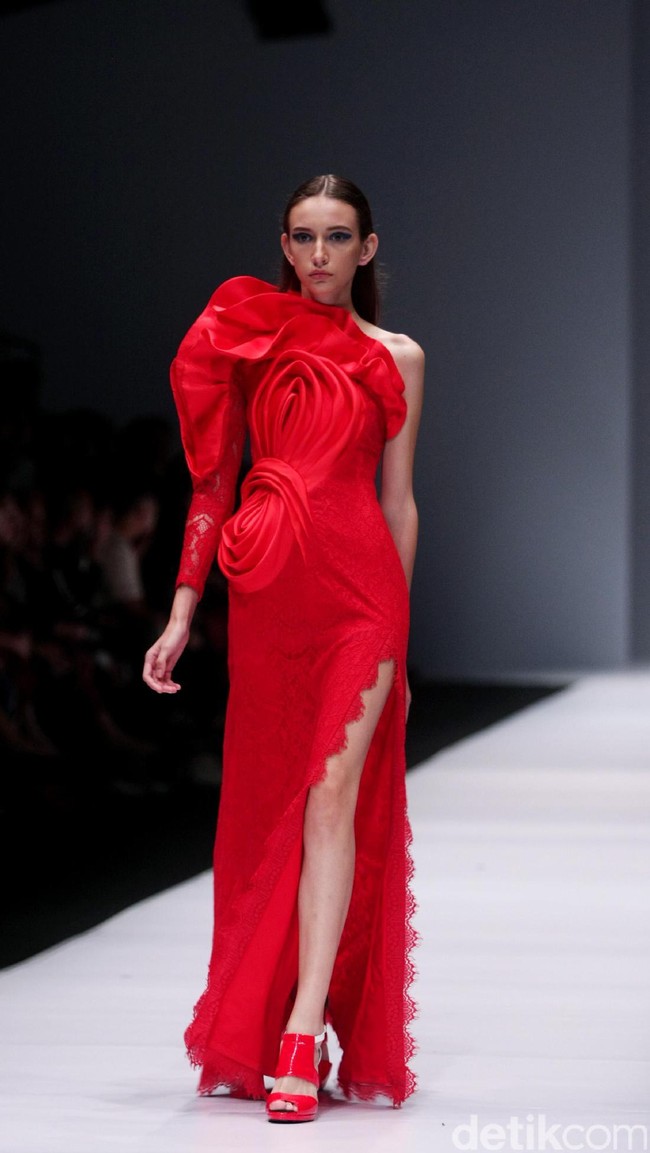 Koleksi desainer asal korea selatan Lie Sang Bong mengusung tema Fashion Futures Jakarta Fashion Week 2017. di Senayan City. Jakarta. [Foto: Mohammad Abduh/Wolipop]