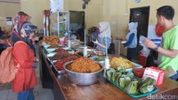 Pengunjung sedang memesan makanan. Favorit wisatawan untuk dibawa pulang sebagai oleh-oleh adalah otak-otak dan sate bandeng (Fitraya/detikTravel)