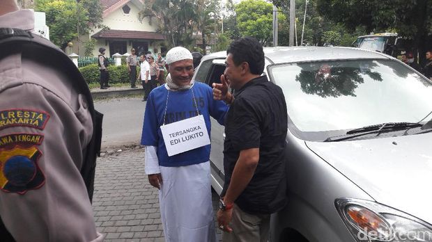 rekonstruksi kasus perusakan dan penganiayaan yang terjadi di Restoran Social Kitchen, Solo, Rabu (11/1/2017)