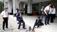 Penyidik Bareskrim sempat masuk ke dalam masjid.