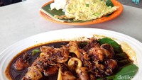 Di Waroeng Aceh Kemang yang berada di Jalan Kemang Timur Raya Anda bisa menikmati beragam sajian a la Aceh. Salah satu yang bisa Anda coba adalah nasi dokter yang merupakan tumisan cumi dengan paduan bumbu kecap yang pedas manis.