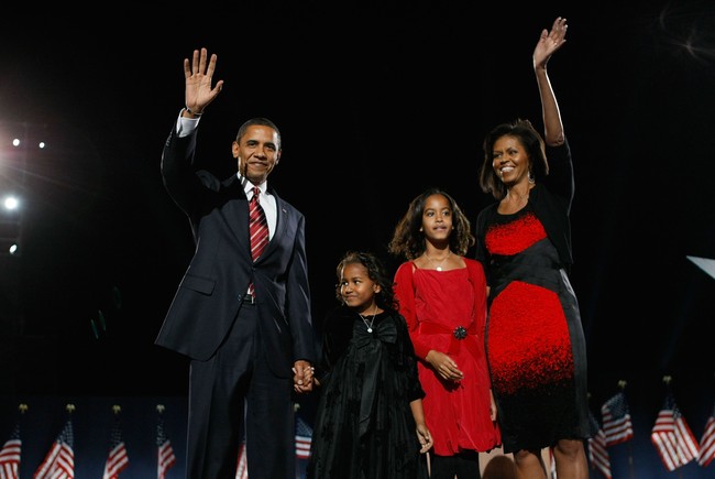 Keluarga besar Obama tak pernah melewatkan acara bagi-bagi hadiah. Menariknya, setiap anggota keluarga harus menunjukkan bakatnya dulu untuk mendapatkan hadiah tersebut. Entah itu menyanyi, baca puisi, atau  menari. Tradisi tersebut masih kami lakukan sampai saat ini, ucap Michelle kepada Ladies Home Journal. Foto: Getty Images