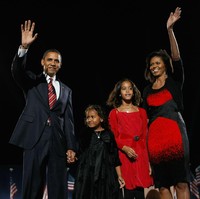 Keluarga besar Obama tak pernah melewatkan acara bagi-bagi hadiah. Menariknya, setiap anggota keluarga harus menunjukkan bakatnya dulu untuk mendapatkan hadiah tersebut. Entah itu menyanyi, baca puisi, atau  menari. Tradisi tersebut masih kami lakukan sampai saat ini, ucap Michelle kepada Ladies Home Journal. Foto: Getty Images