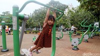 Tidak hanya orang dewasa, anak-anak juga berolahraga di GOR tersebut.