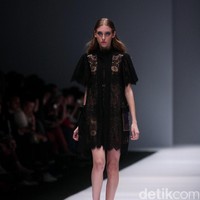 Koleksi desainer asal korea selatan Lie Sang Bong mengusung tema Fashion Futures Jakarta Fashion Week 2017. di Senayan City. Jakarta. [Foto: Mohammad Abduh/Wolipop]