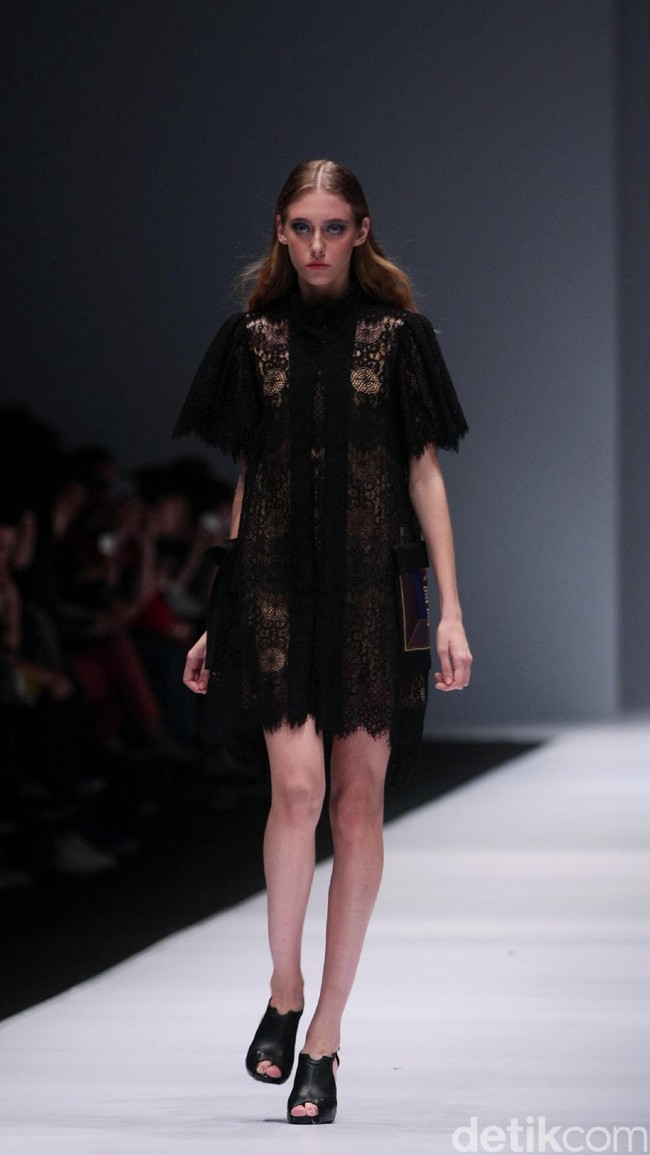 Koleksi desainer asal korea selatan Lie Sang Bong mengusung tema Fashion Futures Jakarta Fashion Week 2017. di Senayan City. Jakarta. [Foto: Mohammad Abduh/Wolipop]