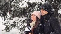 Mereka tampak romantis saat menikmati hujan salju. (Dok. Instagram/asmirandah89)