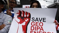 Pegawai PT Geo Dipa Energi membawa poster bertuliskan Save Geo Dipa Energi.