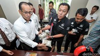 Beberapa petugas menunjukkan barang bukti ekstasi.