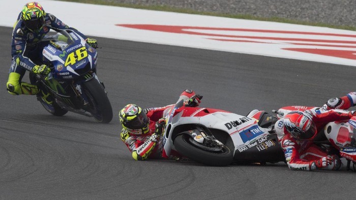 RIO HONDO, SANTIAGO DEL ESTERO - APRIL 03: Andrea Dovizioso of Italy and Ducati Team and Andrea Iannone of Italy and Ducati Team crashed out during the MotoGP Race during the MotoGp of Argentina - Race at Termas De Rio Hondo Circuit on April 03, 2016 in Rio Hondo, Argentina.  (Photo by Mirco Lazzari gp/Getty Images)