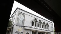 Penyidik Direktorat Tindak Pidana Korupsi Bareskrim Polri melakukan cek fisik masjid Wali Kota Jakarta Pusat. Pengecekan ini bagian dalam penyelidikan kasus dugaan korupsi pembangunan masjid tersebut tahun anggaran 2010 dan 2011.