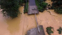 Lebih dari 360 ribu rumah warga, atau sekitar 1 juta warga, terkena dampak banjir. Rumah-rumah warga dan sekolah setempat dilaporkan rusak akibat banjir. Produksi minyak sawit dan karet di Thailand bagian selatan ikut terkena dampaknya. Dailynews/ via REUTERS.
