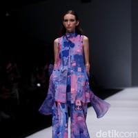 Koleksi desainer asal korea selatan Lie Sang Bong mengusung tema Fashion Futures Jakarta Fashion Week 2017. di Senayan City. Jakarta. [Foto: Mohammad Abduh/Wolipop]