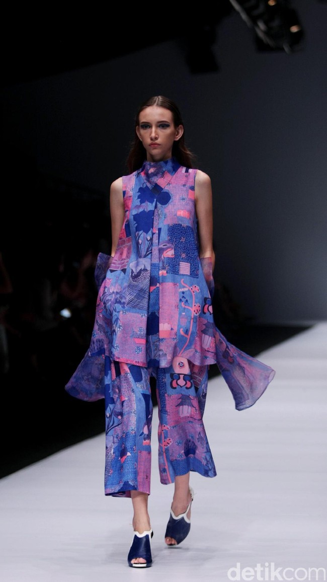 Koleksi desainer asal korea selatan Lie Sang Bong mengusung tema Fashion Futures Jakarta Fashion Week 2017. di Senayan City. Jakarta. [Foto: Mohammad Abduh/Wolipop]