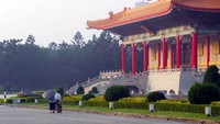 Lihat saja pasangan yang menuntun kursi roda ini, mereka tampak bahagia berjalan-jalan di Liberty Square. Traveler yang liburan ke Taiwan tidak ada salahnya mampir ke destinasi ini untuk menghabiskan suasana sore yang tenang dan damai di jantung Kota Taipei (Wahyu/detikTravel)