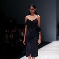 Koleksi desainer asal korea selatan Lie Sang Bong mengusung tema Fashion Futures Jakarta Fashion Week 2017. di Senayan City. Jakarta. [Foto: Mohammad Abduh/Wolipop]