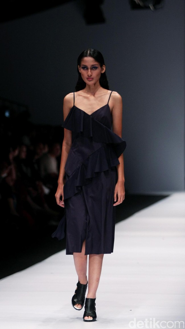 Koleksi desainer asal korea selatan Lie Sang Bong mengusung tema Fashion Futures Jakarta Fashion Week 2017. di Senayan City. Jakarta. [Foto: Mohammad Abduh/Wolipop]