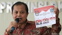 Sumarno menunjukkan surat suara untuk Pilgub DKI 2017 di kantor KPU DKI, Jakarta Pusat.