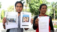 Mereka juga membawa selembar kertas berisi pernyataan sikap Pewarta Foto Indonesia (PFI).