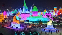 The Harbin International Ice and Snow menjadi festiva musim dingin tahunan kebanggan China. Saat festival mau dimulai, ada petani yang bekerja keras untuk memotong es. (Nicolas Asfouri/AFP/Getty Images)