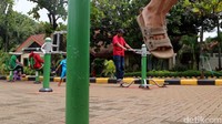Aktivitas olahraga ini selalu ramai terutama akhir pekan.