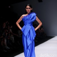 Koleksi desainer asal korea selatan Lie Sang Bong mengusung tema Fashion Futures Jakarta Fashion Week 2017. di Senayan City. Jakarta. [Foto: Mohammad Abduh/Wolipop]