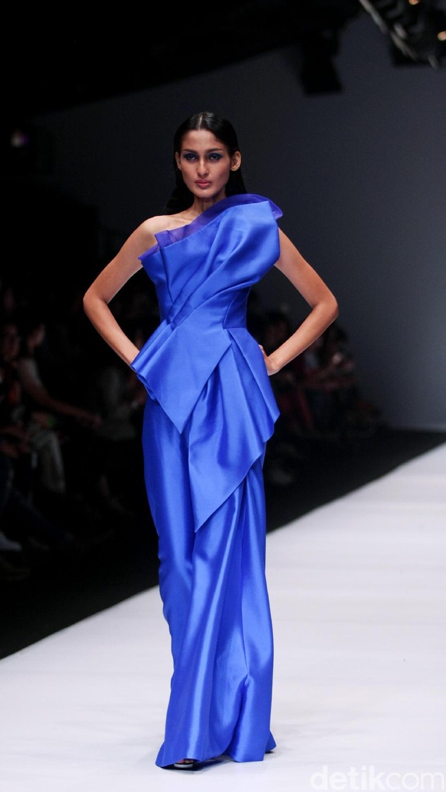 Koleksi desainer asal korea selatan Lie Sang Bong mengusung tema Fashion Futures Jakarta Fashion Week 2017. di Senayan City. Jakarta. [Foto: Mohammad Abduh/Wolipop]
