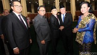 Zulkifli Hasan didampingi Oesman Sapta Odang dan Mahyudin memberikan ucapan selamat kepada anggota Pergantian Antar Waktu (PAW) MPR.