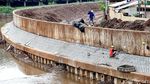 Dinding Sungai Ciliwung Dipasangi Konblok