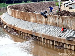 Komitmen Lanjutkan Program Normalisasi Sungai, Ahok: Sikat Terus